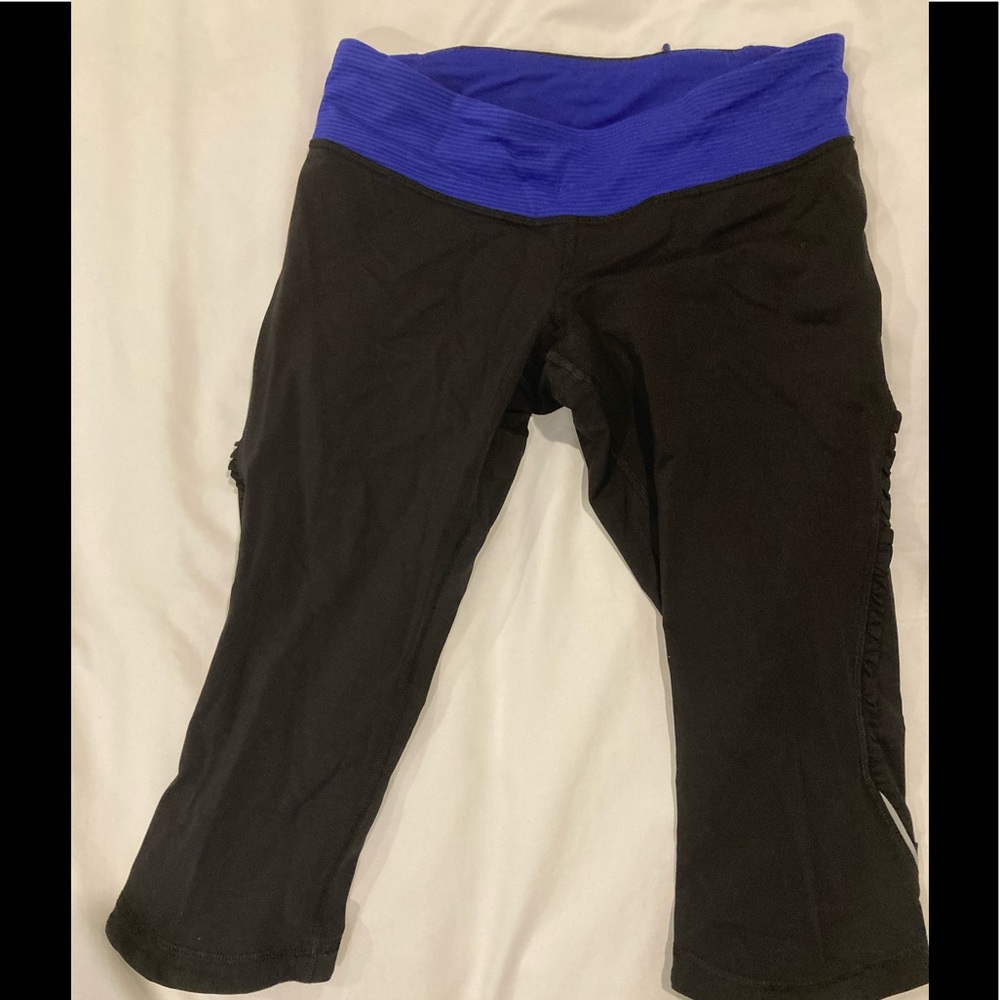 Lululemon size 6 black crops.